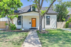 1 Mi to Dtwn San Antonio: Sleek Bungalow w/ Yard!