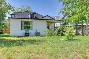 1 Mi to Dtwn San Antonio: Sleek Bungalow w/ Yard!