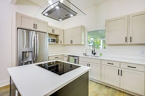 1 Mi to Dtwn San Antonio: Sleek Bungalow w/ Yard!