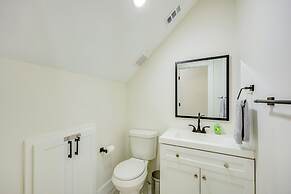 1 Mi to Dtwn San Antonio: Sleek Bungalow w/ Yard!