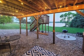 24-foot Dock: Lakefront Montgomery Home!