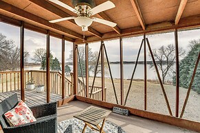 24-foot Dock: Lakefront Montgomery Home!