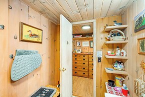 4 Mi to Lake Tahoe: Cozy Cabin w/ Deck!