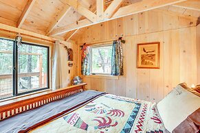 4 Mi to Lake Tahoe: Cozy Cabin w/ Deck!