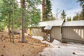 4 Mi to Lake Tahoe: Cozy Cabin w/ Deck!