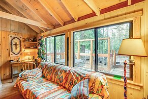4 Mi to Lake Tahoe: Cozy Cabin w/ Deck!