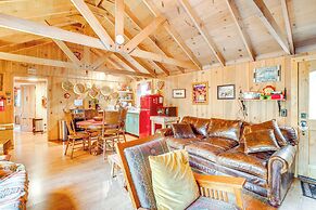 4 Mi to Lake Tahoe: Cozy Cabin w/ Deck!