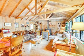 4 Mi to Lake Tahoe: Cozy Cabin w/ Deck!