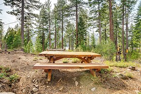 4 Mi to Lake Tahoe: Cozy Cabin w/ Deck!