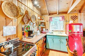 4 Mi to Lake Tahoe: Cozy Cabin w/ Deck!