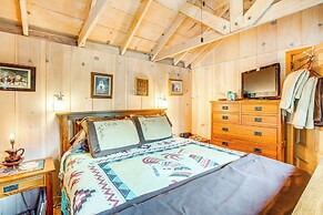 4 Mi to Lake Tahoe: Cozy Cabin w/ Deck!