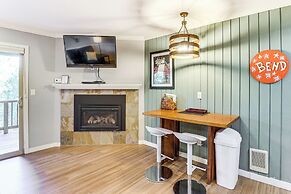 2 Mi to Riverfront Trails: Bend Condo w/ Balcony!