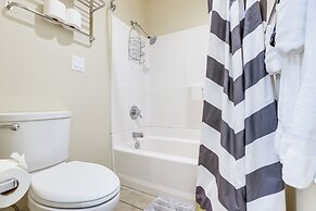 2 Mi to Riverfront Trails: Bend Condo w/ Balcony!