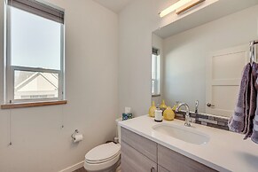 8 Mi to Union Reservoir: Modern Getaway w/ Balcony
