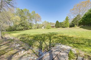 3 Mi to Dtwn Hiawassee: Mountain Cottage w/ Views