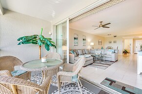 < 1 Mi to Beach: Sleek Naples Condo