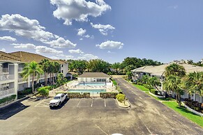 < 1 Mi to Beach: Sleek Naples Condo