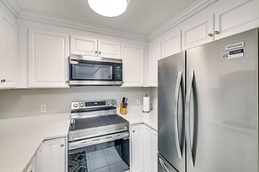 < 1 Mi to Beach: Sleek Naples Condo