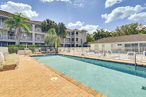 < 1 Mi to Beach: Sleek Naples Condo