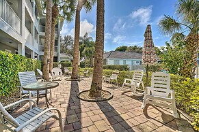 < 1 Mi to Beach: Sleek Naples Condo