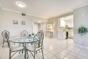< 1 Mi to Beach: Sleek Naples Condo