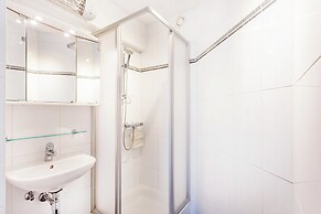 Modern, Luxurious Corner Flat on the Seafront