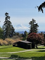 Private Garden Retreat With Gym & Golf Path Access 2 Bedroom Home