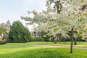 Private Garden Retreat With Gym & Golf Path Access 2 Bedroom Home