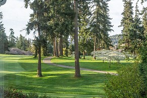 Private Garden Retreat With Gym & Golf Path Access 2 Bedroom Home