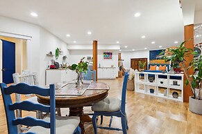 Private Garden Retreat With Gym & Golf Path Access 2 Bedroom Home