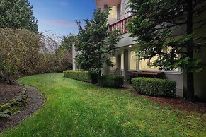 Private Garden Retreat With Gym & Golf Path Access 2 Bedroom Home