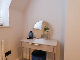 The Salisbury Apartment 401