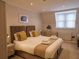 The Salisbury Apartment 401