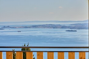 Christine's Seaview by Corfuescapes