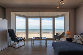 Cosy Renovated Flat on the Seafront