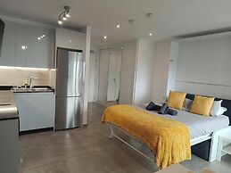 E1 18th Floor Studios, Sea & Beach Views