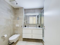 E1 18th Floor Studios, Sea & Beach Views