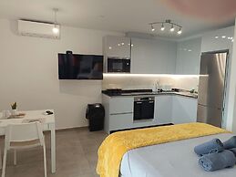 E1 18th Floor Studios, Sea & Beach Views