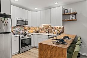 Old City 2 BR  Near Historic Sites