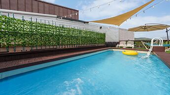Namhae Elsia Pet Pool Villa Pension