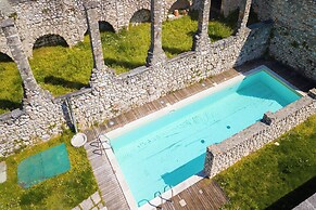 Lemon House With Shared Pool