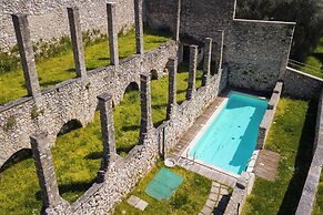 Lemon House With Shared Pool