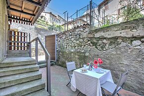Lemon House With Shared Pool