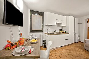 Lemon House With Shared Pool