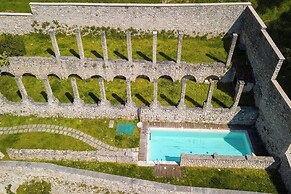 Lemon House With Shared Pool