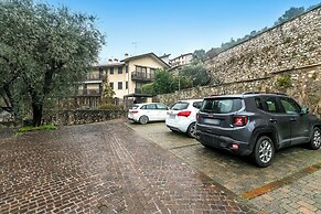 Lemon House With Shared Pool