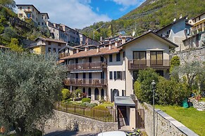 Lemon House With Shared Pool