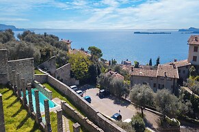 Magnolia House With Shared Pool