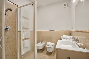 Magnolia House With Shared Pool