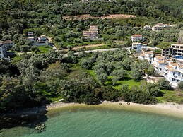 Cosy Nikiana Beach Apartment